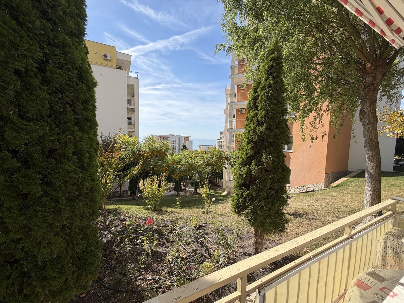 Apartament z jedną sypialnią, przestronnym tarasem i widokiem na morze w Sveti Vlas – 300 metrów od plaży