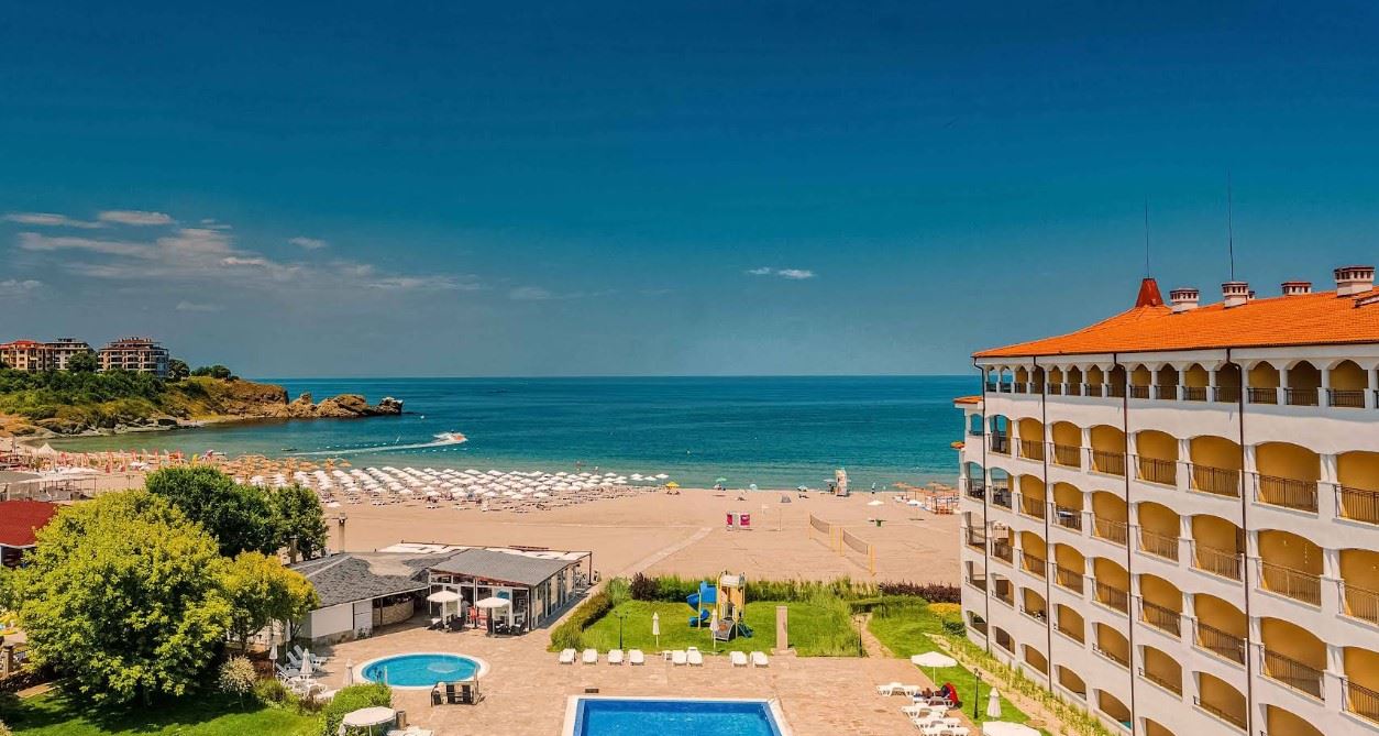 Przestronne mieszkanie z jedną sypialnią na pierwszej linii morza w Carewie z pełnym umeblowaniem