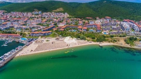 Apartament w pierwszej linii brzegowej z bezpośrednim dostępem do plaży w Sveti Vlas – prywatny ogródek przy apartamencie