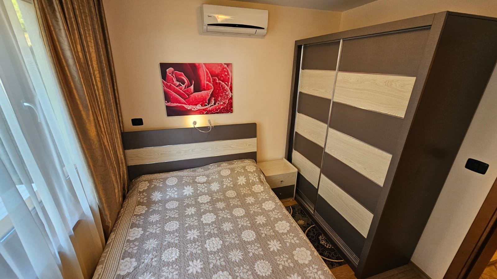 Przytulny i stylowo umeblowany apartament z jedną sypialnią i częściowym widokiem na morze