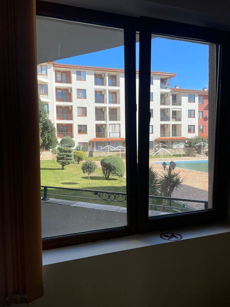 Stylowy trzypokojowy apartament na parterze z widokiem na basen – tylko 300 metrów od morza w Nesebyrze