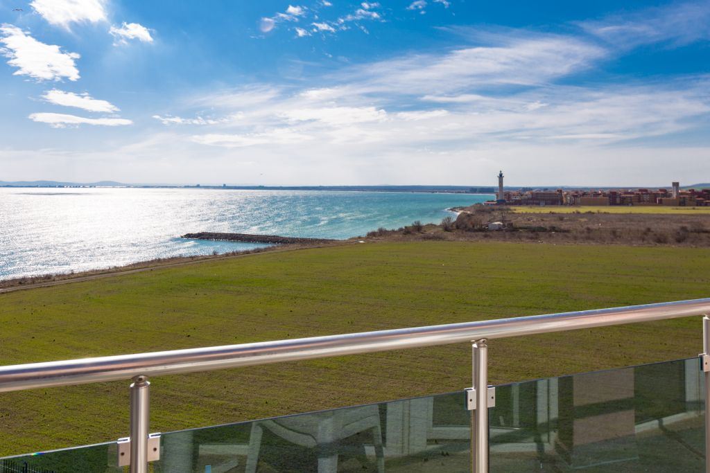 Pierwsza linia brzegowa z piękną panoramą morza – przestronne mieszkanie z jedną sypialnią i dwoma tarasami