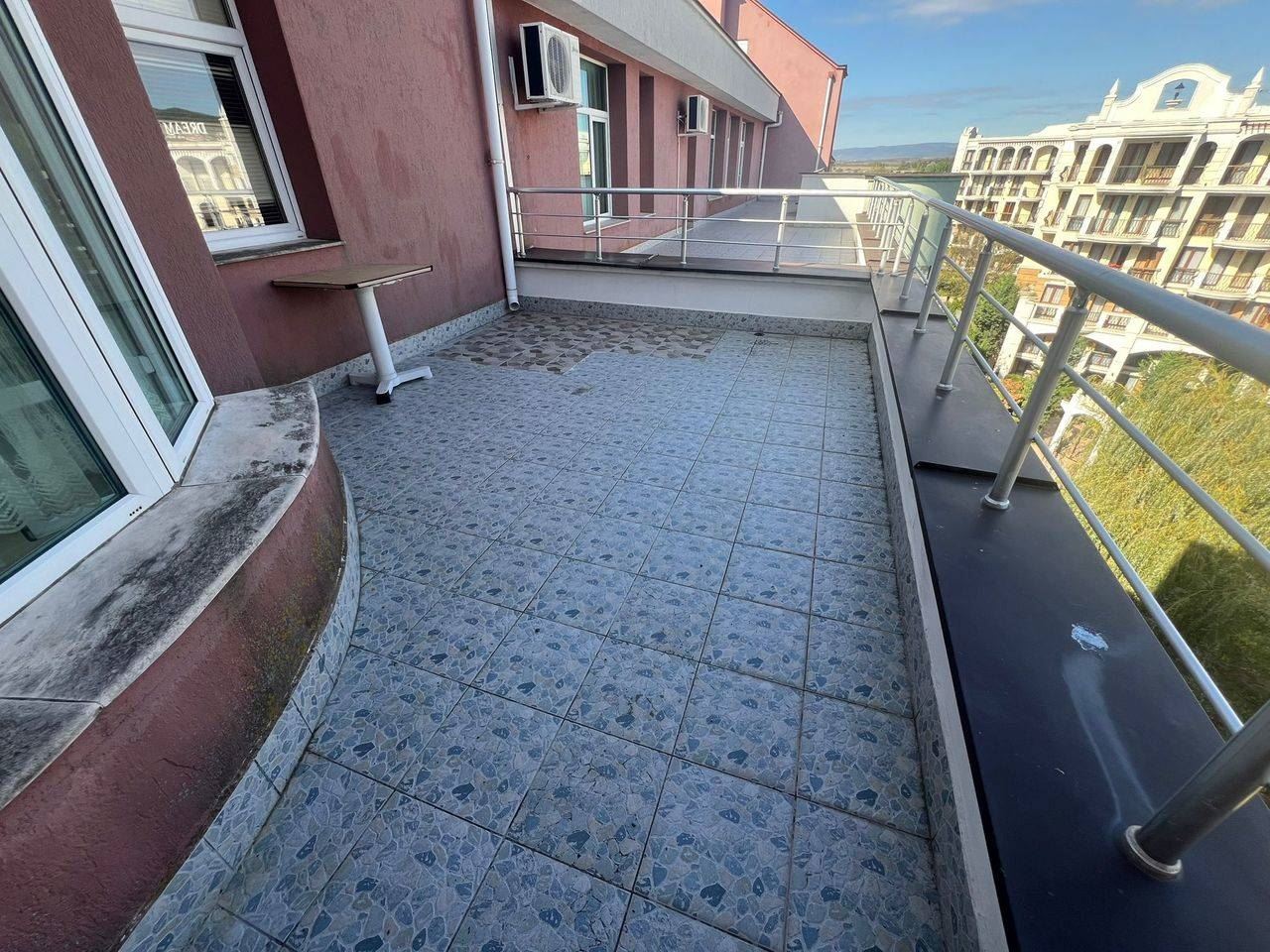 Przestronne mieszkanie z jedną sypialnią w Słonecznym Brzegu – komfort i przestrzeń w dobrze utrzymanym kompleksie