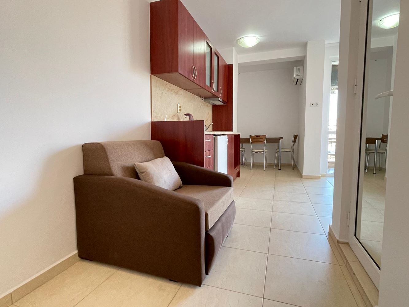 Stylowe umeblowane studio w całorocznym kompleksie w Słonecznym Brzegu, 400 metrów od plaży