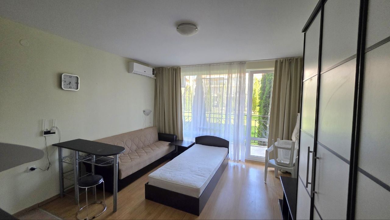 Praktyczne i przytulne studio w Słonecznym Brzegu – komfort i spokój z widokiem na basen