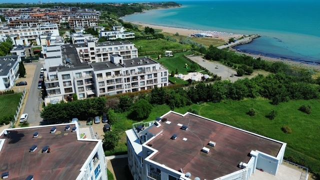 Dwupokojowe mieszkanie w pierwszej linii w Sarafowie – komfort, styl i morska atmosfera w kompleksie
