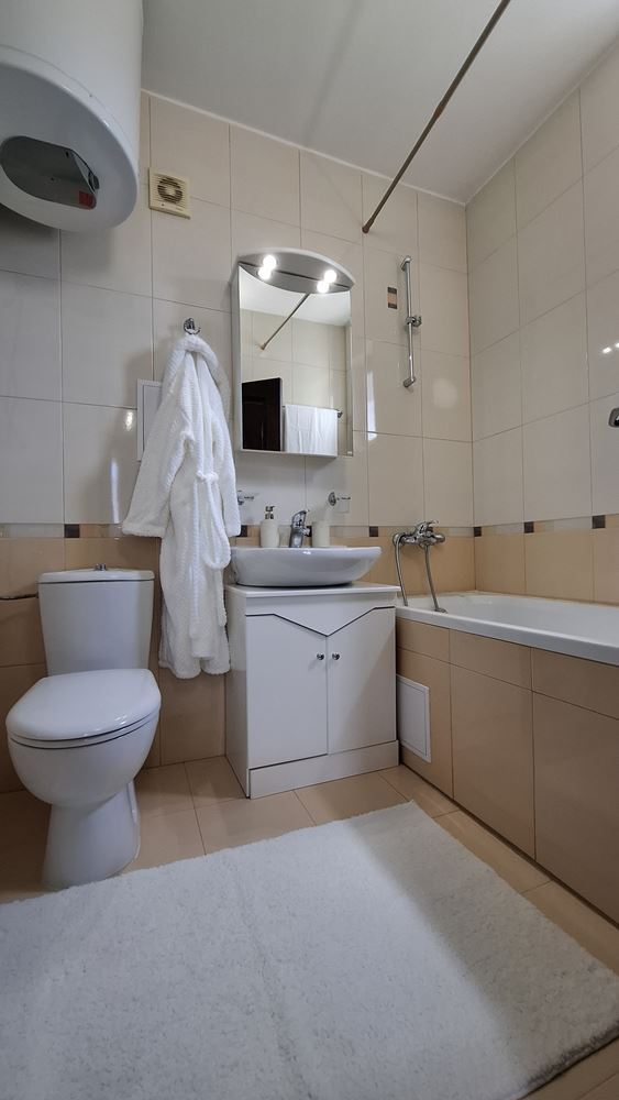 Luksusowy apartament z dwiema sypialniami przy pierwszej linii morza w Świętym Własie – wyjątkowa morska atmosfera i prestiżowy komfort