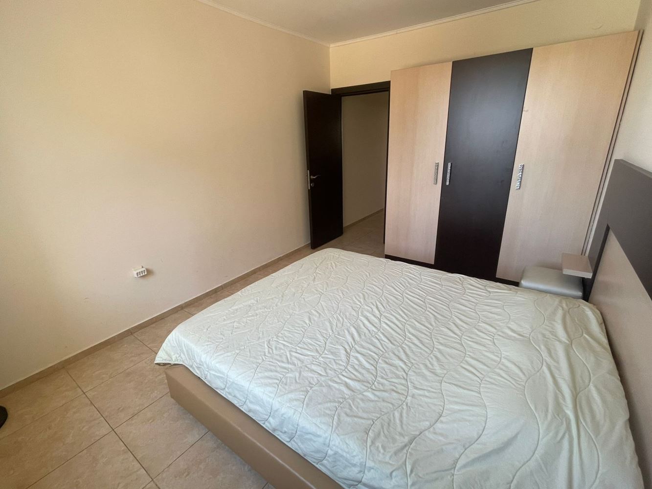 Stylowy trzypokojowy apartament na parterze z widokiem na basen – tylko 300 metrów od morza w Nesebyrze