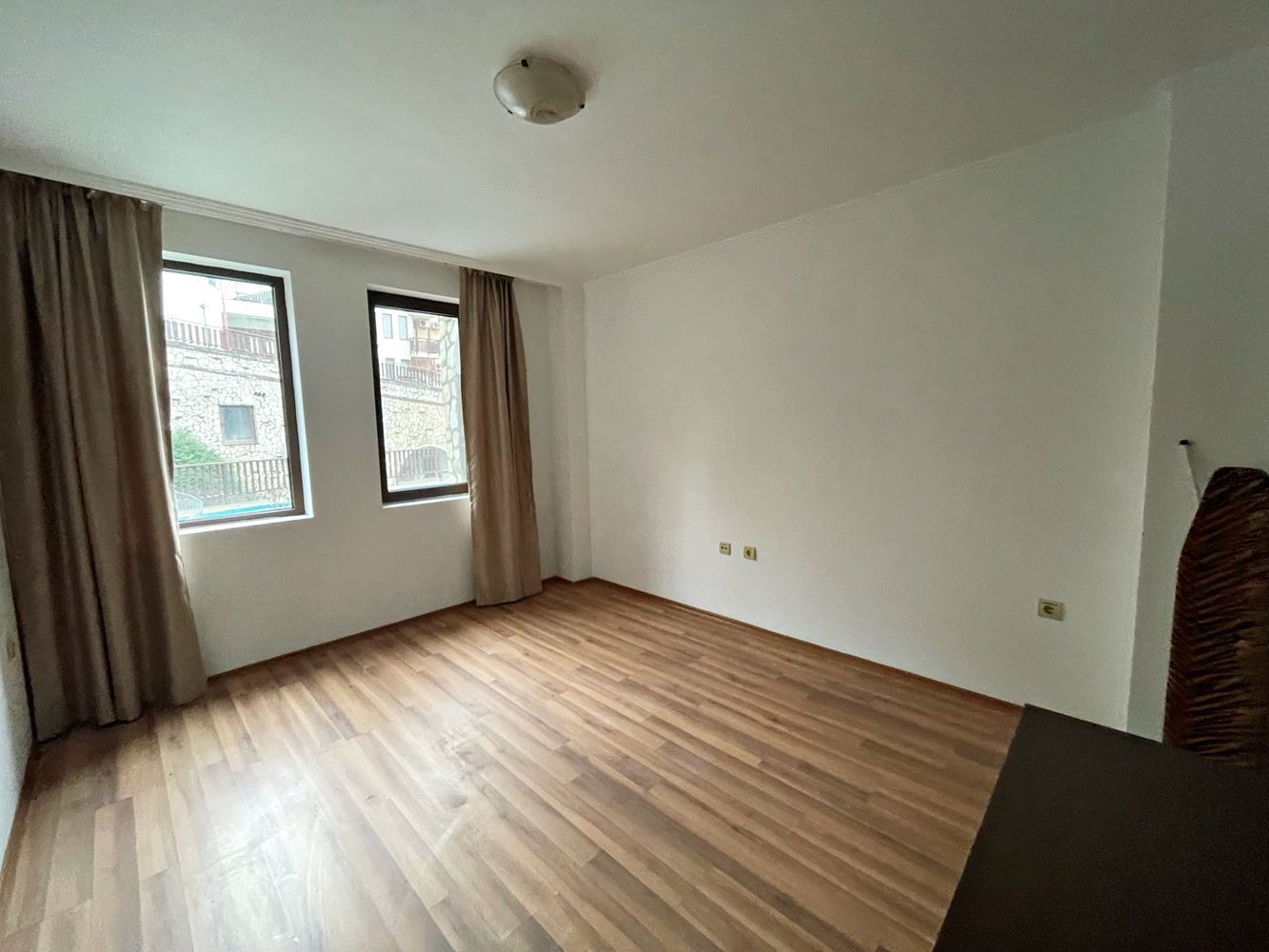 Luksus i spokój w pierwszej linii brzegowej w Świętym Własie – przestronny apartament z jedną sypialnią i widokiem na basen