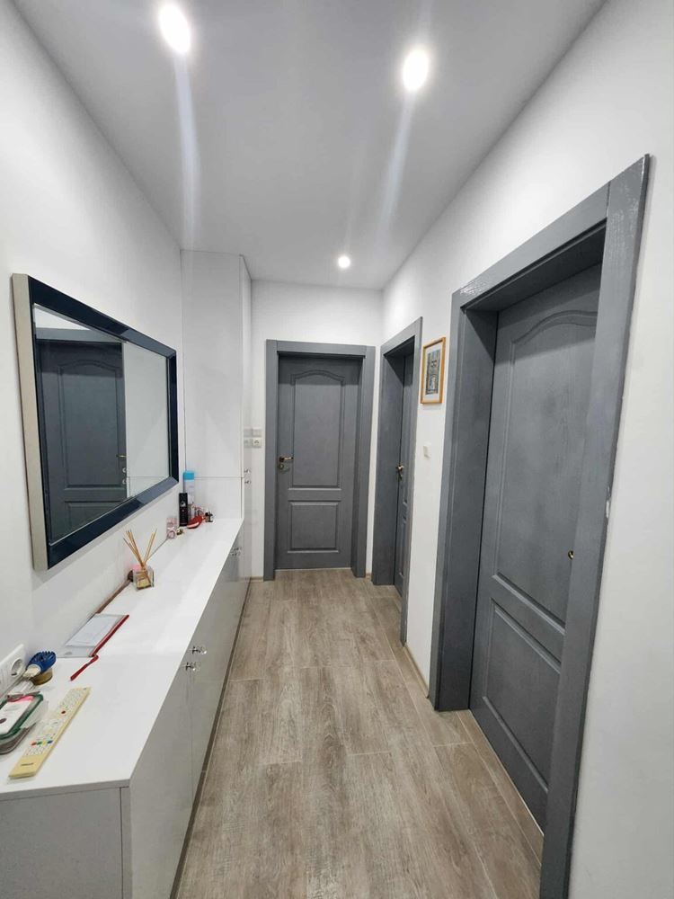 Apartament z dwiema sypialniami z widokiem na basen w Sveti Vlas – komfort, styl i doskonała lokalizacja