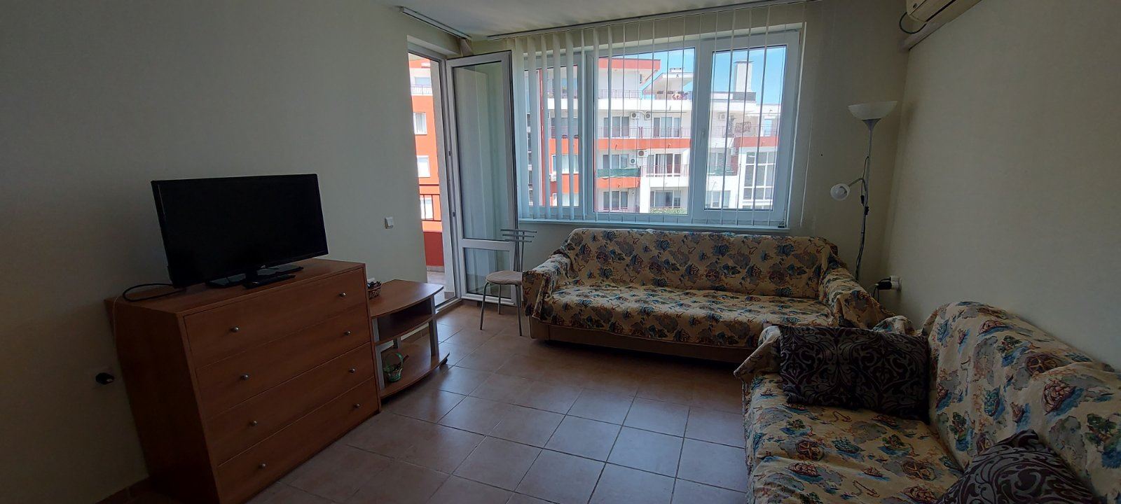 Przestronny apartament z dwiema sypialniami i widokiem na morze w pierwszej linii brzegowej – gotowy do zamieszkania