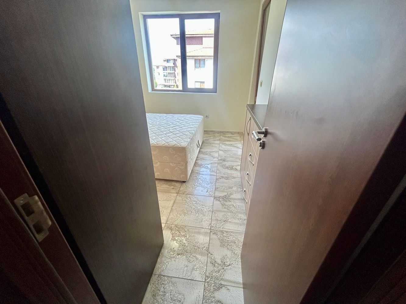 Przestronny apartament z dwiema sypialniami w Nesebyrze – dwa tarasy i możliwość wydzielenia trzeciej sypialni