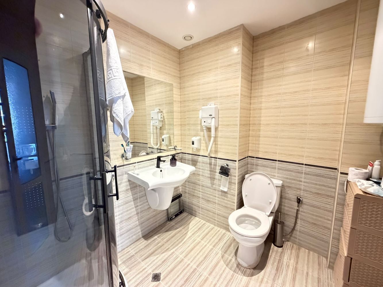 Przestronny apartament z jedną sypialnią i dużym tarasem w południowej części Słonecznego Brzegu – doskonała inwestycja nad morzem