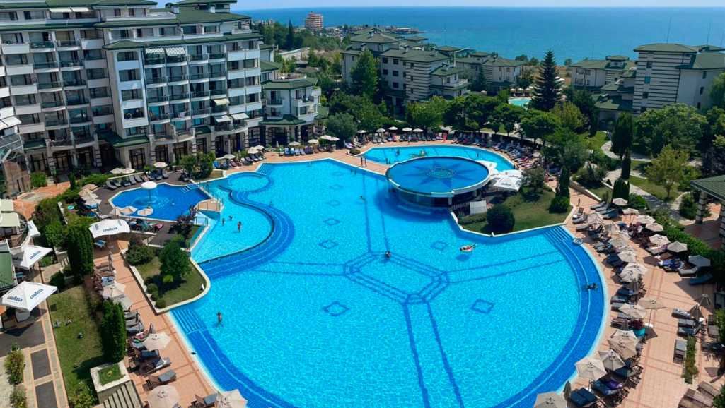 Wysoki standard i różnorodne udogodnienia – Doskonałe dwupokojowe mieszkanie w luksusowym kompleksie przy plaży w Ravda