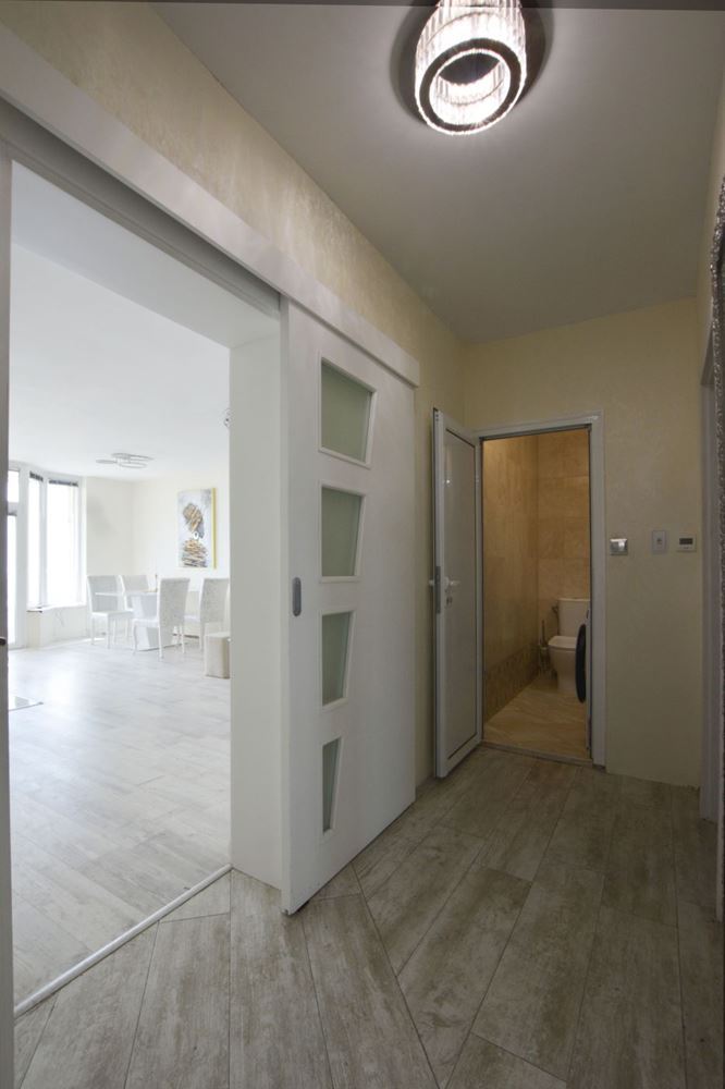 Luksusowy apartament trzypokojowy z widokiem na morze na pierwszej linii w Rawdzie – 114 m², dwa tarasy i pełen komfort
