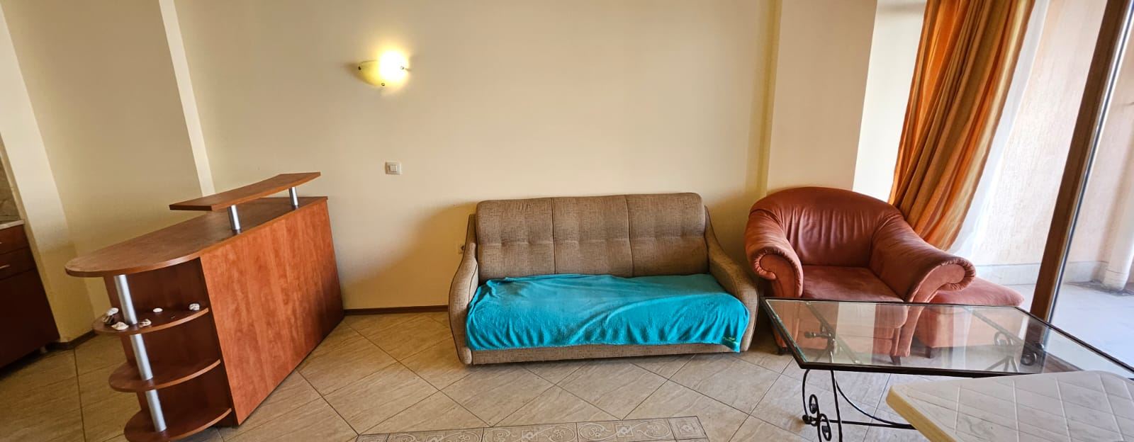 Przestronne mieszkanie z jedną sypialnią z widokiem na basen – umeblowane, z Aktem 16 i gotowe do zamieszkania
