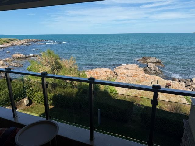 Przestronny apartament z 2 sypialniami w pierwszej linii brzegowej z frontalnym panoramicznym widokiem na morze