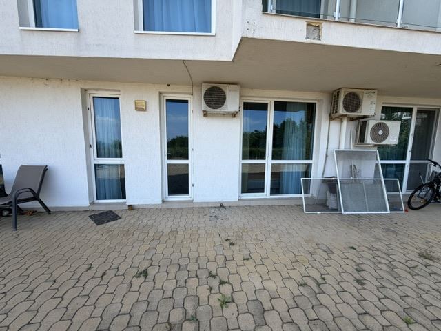 Dwupokojowe mieszkanie w pierwszej linii w Sarafowie – komfort, styl i morska atmosfera w kompleksie