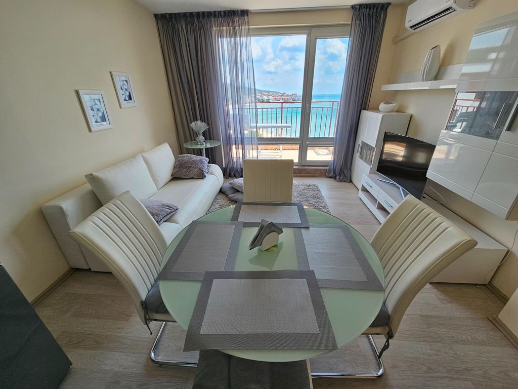 Luksusowy apartament panoramiczny na pierwszej linii morza z dwiema sypialniami i ogromnym tarasem