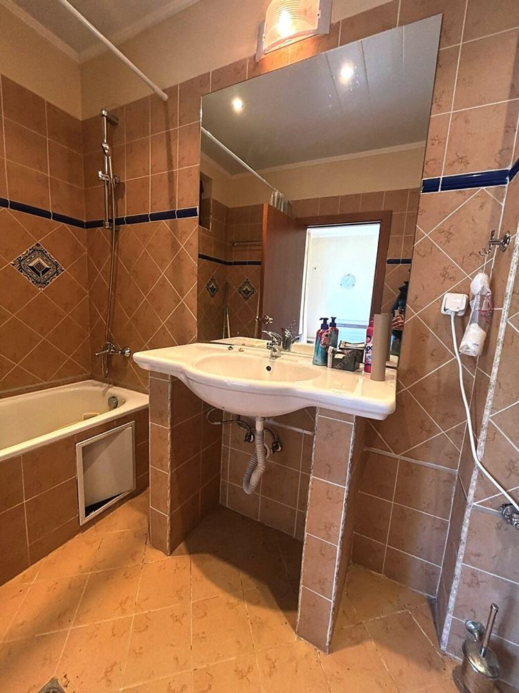 Jasny apartament z jedną sypialnią, dużym tarasem i widokiem na zieleń w Elenite