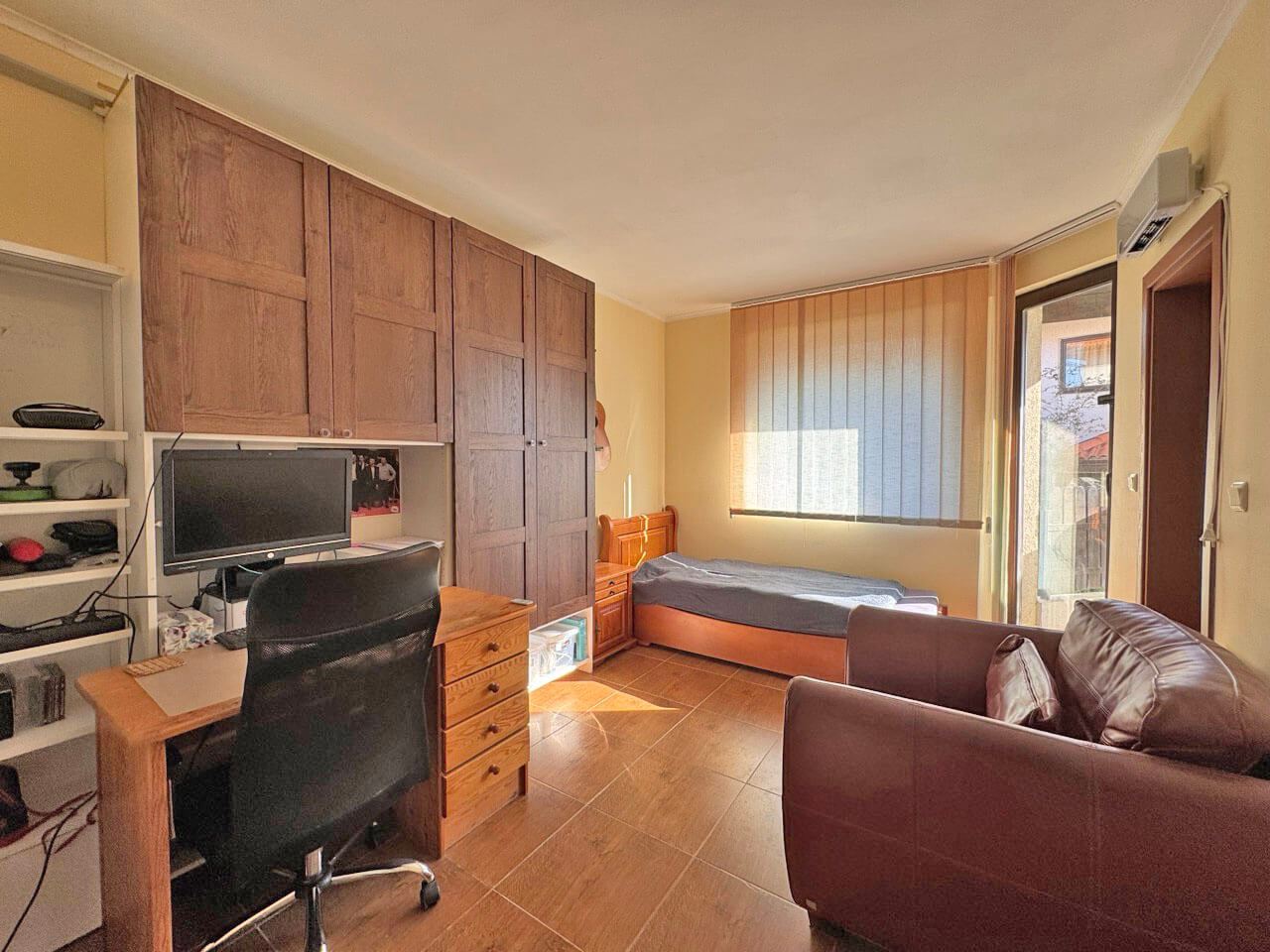 Przestronny apartament z dwiema sypialniami z panoramicznym widokiem na morze i góry – komfort, styl i spokój wśród natury