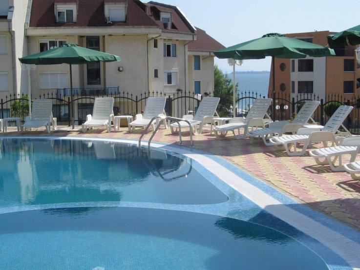 Przestronne mieszkanie z jedną sypialnią i widokiem na morze, zaledwie minutę od plaży w Sveti Vlas