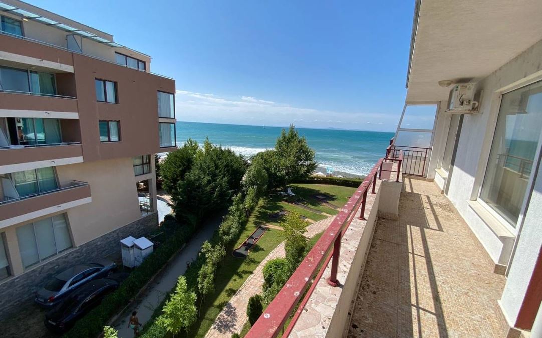 Apartament z dwiema sypialniami z widokiem na morze na pierwszej linii w Elenite – komfort, natura i spokój