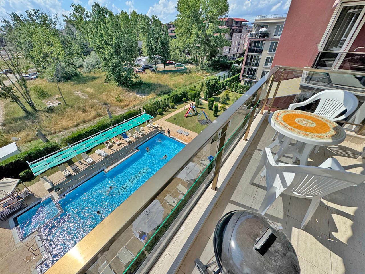 Apartament z dwiema sypialniami z widokiem na basen w nowoczesnym kompleksie w Słonecznym Brzegu