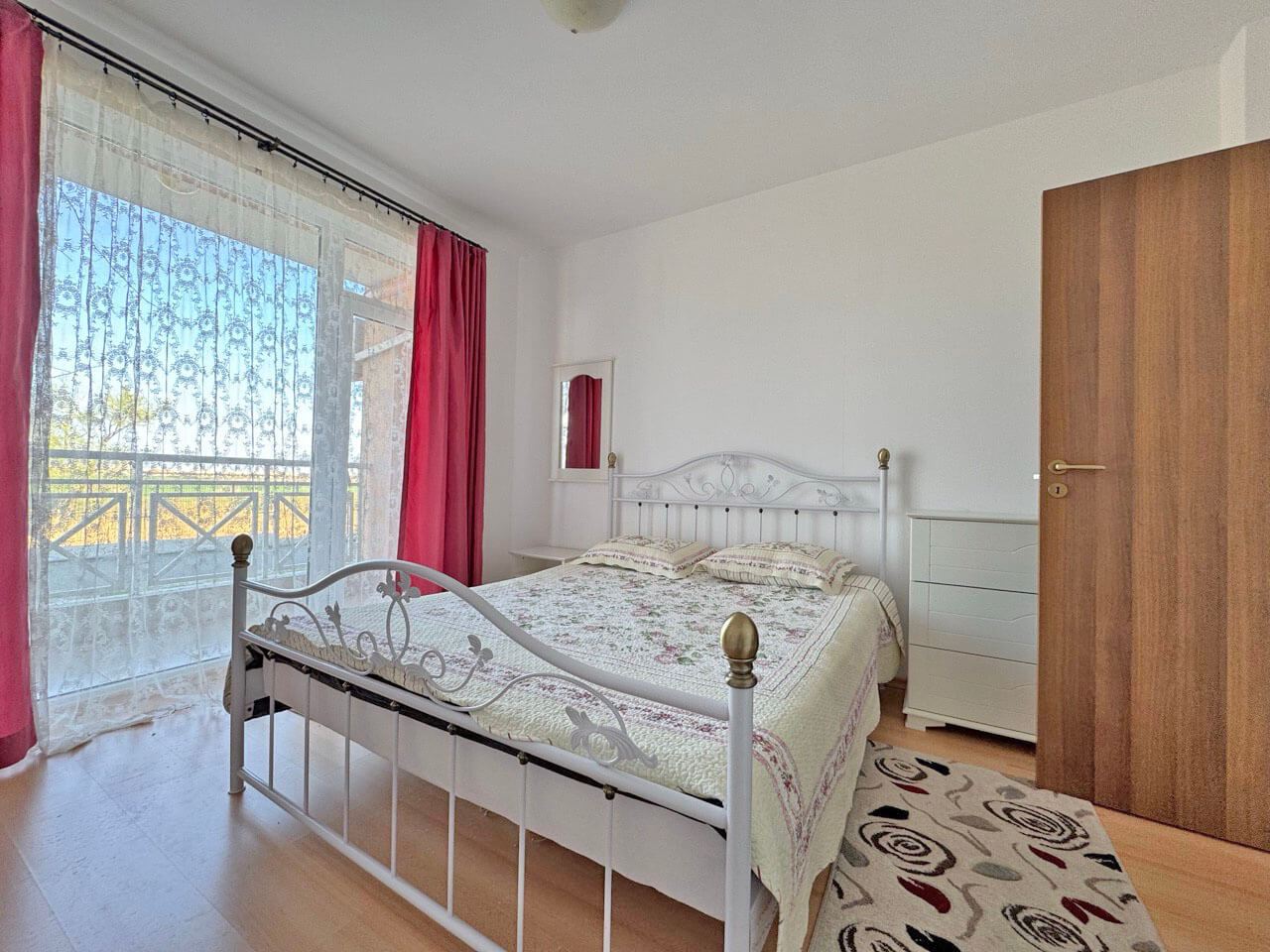 Trzypokojowe mieszkanie w kompleksie z dobrze zorganizowanym otoczeniem i przytulną atmosferą