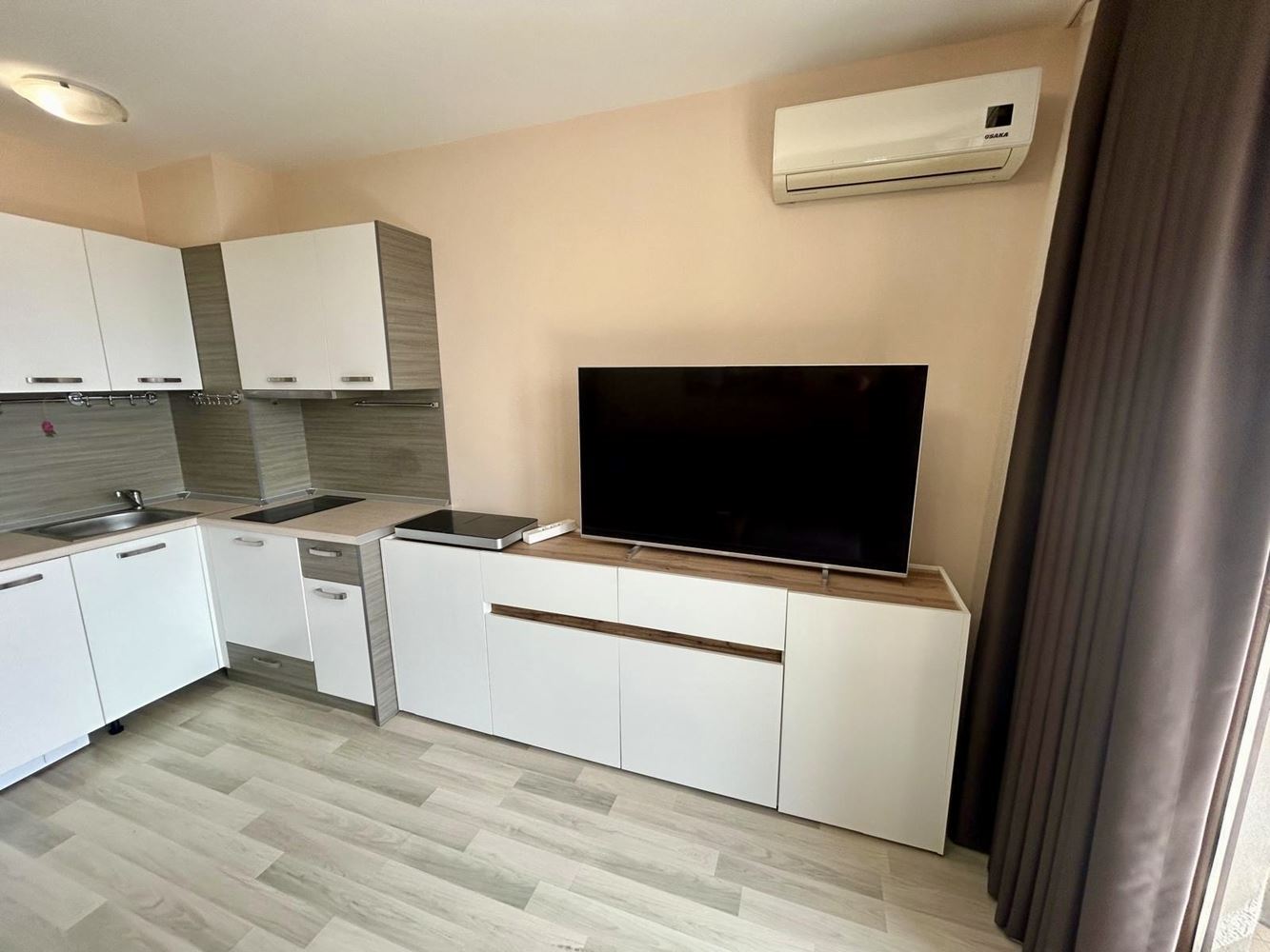 Przestronny apartament z dwiema sypialniami i prywatnym ogrodem w Nesebyrze – komfort, spokój i doskonale utrzymany teren