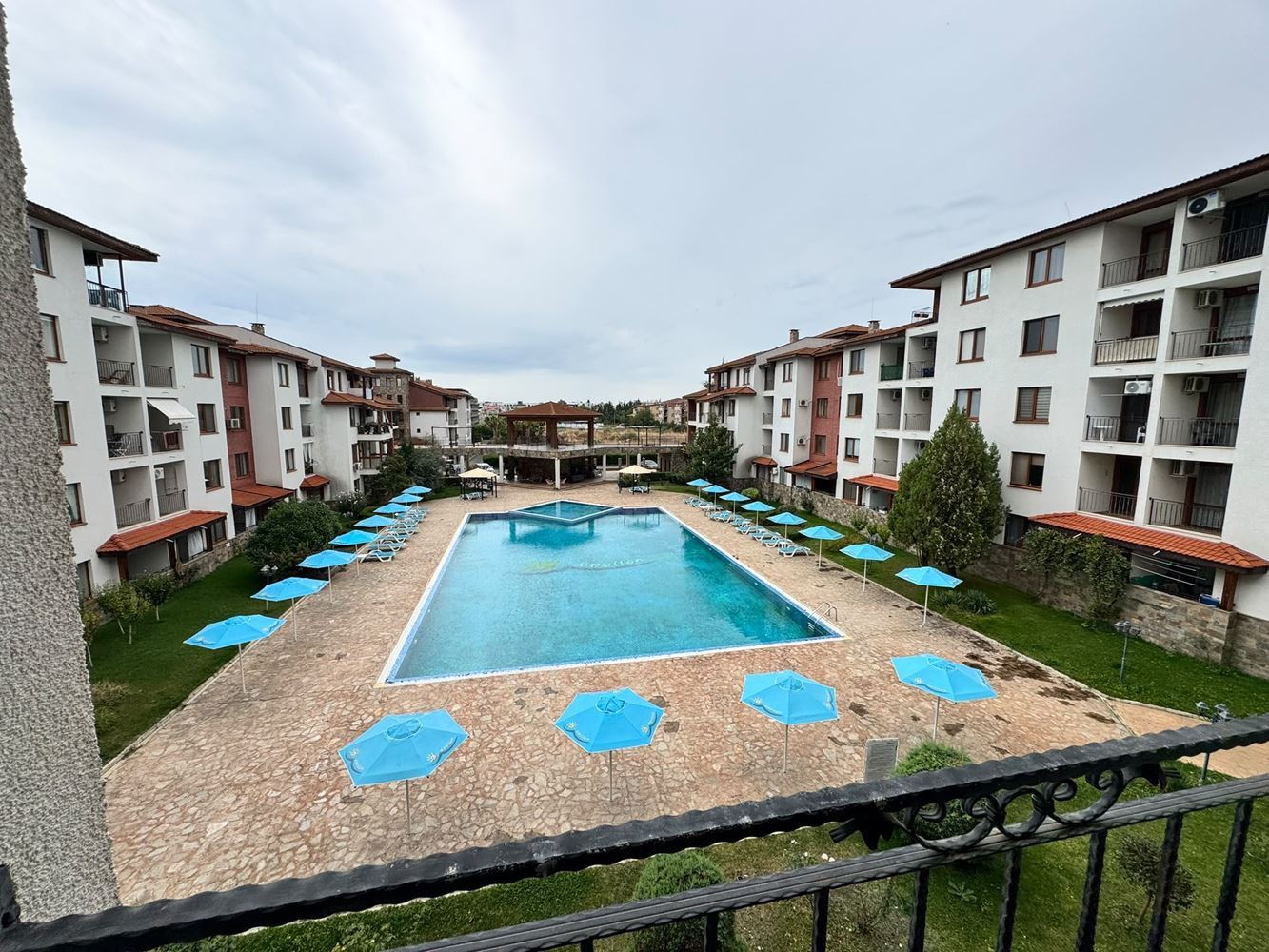 Apartament z jedną sypialnią i widokiem na basen w Nessebarze – komfort, morze oraz doskonałe warunki do wypoczynku i inwestycji