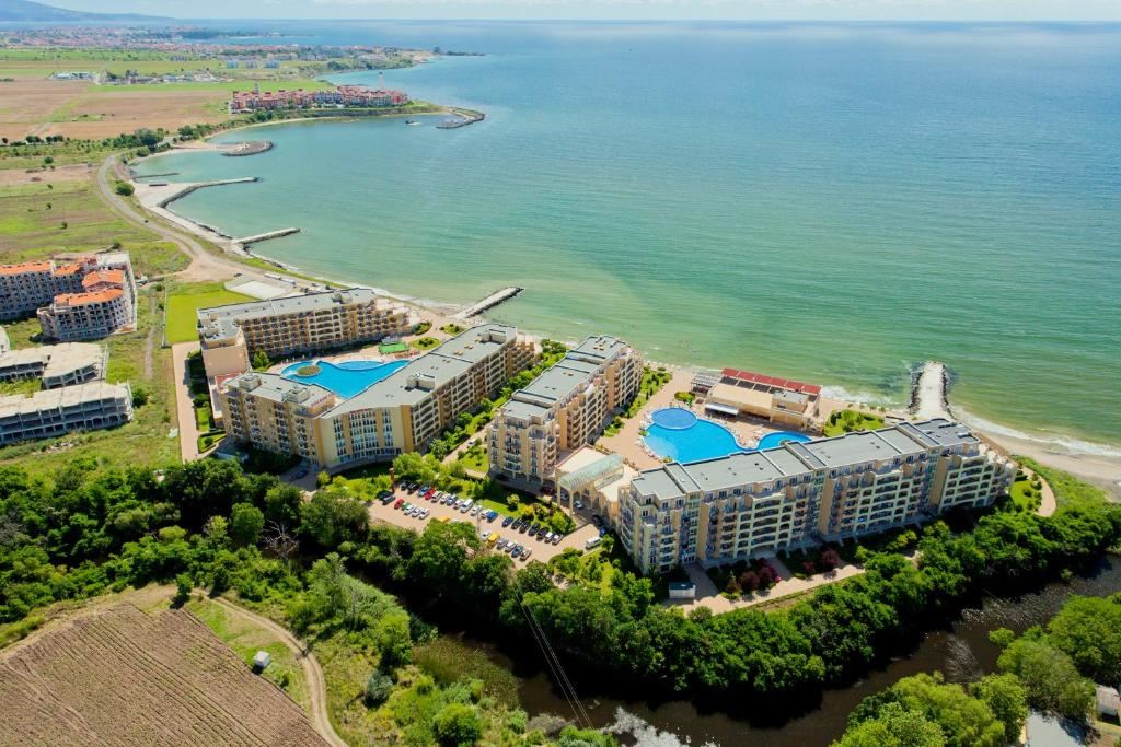 Luksus nad morzem w pierwszej linii – przestronny apartament z dwiema sypialniami i widokiem na morze w Aheloy