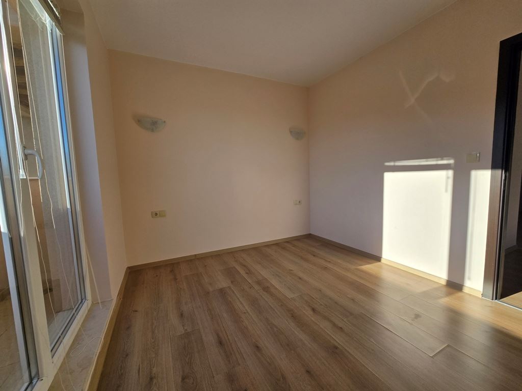 Nowe mieszkanie z jedną sypialnią w Pomorie – po remoncie, gotowe do umeblowania, z przestronnym balkonem i grillem