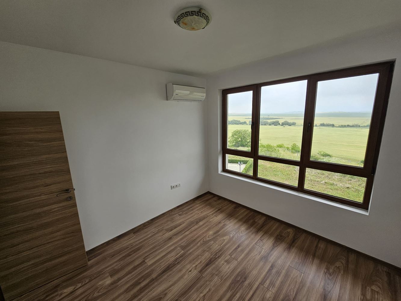 Dwupokojowe mieszkanie z panoramicznym widokiem w spokojnym kompleksie koło Aheloy