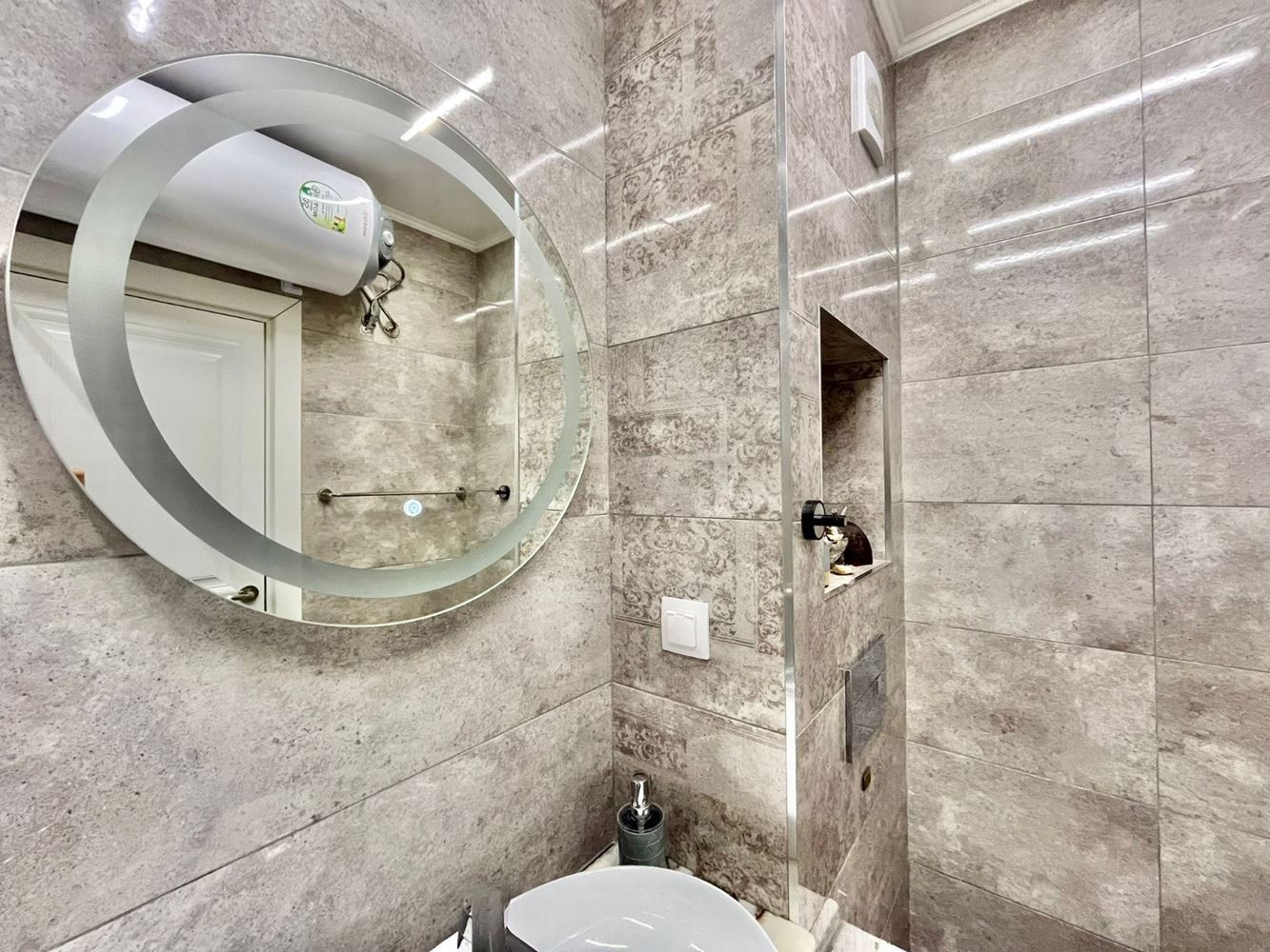 Dwupoziomowy apartament z dwiema sypialniami w centrum Rawdy – luksus, komfort i doskonała lokalizacja blisko morza