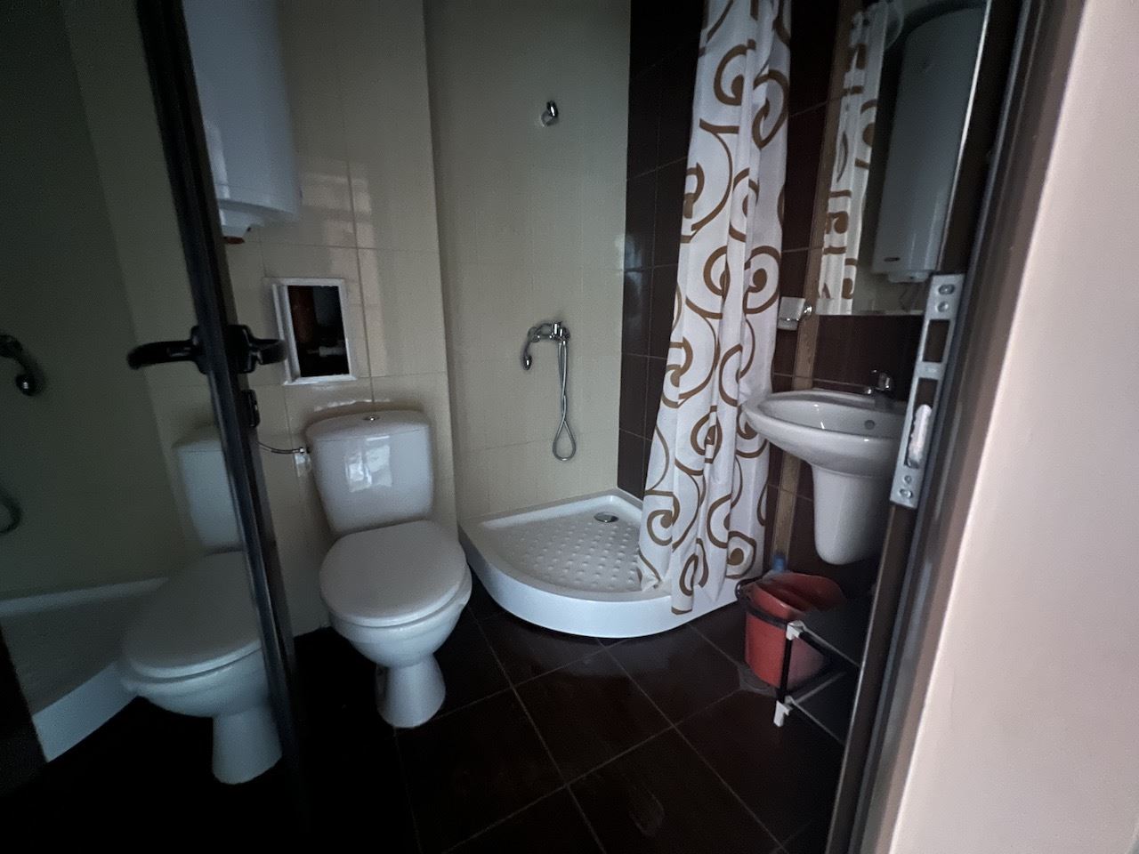 Przytulne studio w sercu Elenite – zaledwie kilka minut od plaży, w zamkniętym kompleksie z basenem i doskonałymi udogodnieniami