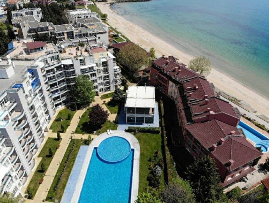 Apartament z dwiema sypialniami na pierwszej linii brzegowej w Rawdzie – panoramiczny widok na morze i prestiżowa lokalizacja