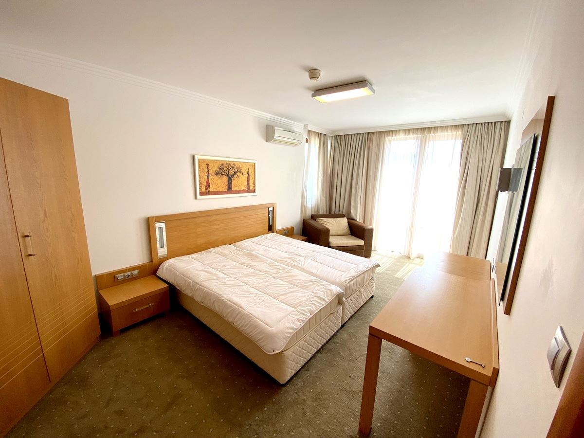 Mieszkanie dwupokojowe (z jedną sypialnią) w pierwszej linii morza w Ravda – luksus, natura i widok na basen