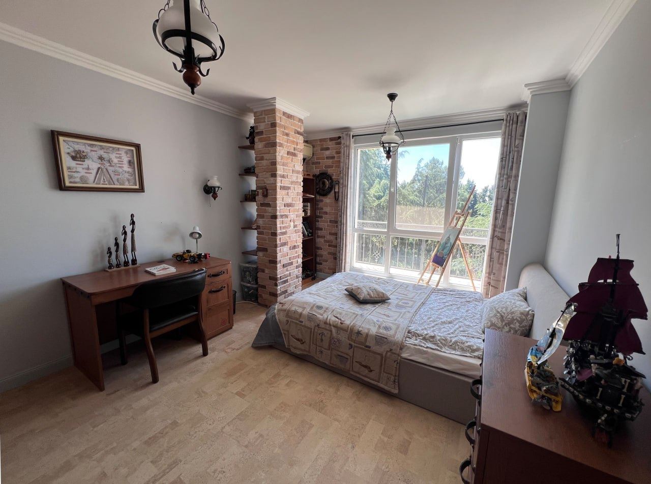 Przestronny apartament z trzema sypialniami i panoramicznym widokiem na morze, tylko 50 metrów od plaży – niska opłata za utrzymanie!