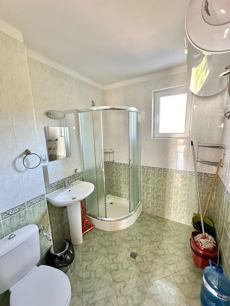 Pierwsza linia brzegowa w Sveti Vlas – imponujący apartament dwupoziomowy z trzema sypialniami, panoramicznym widokiem i ogromnym tarasem