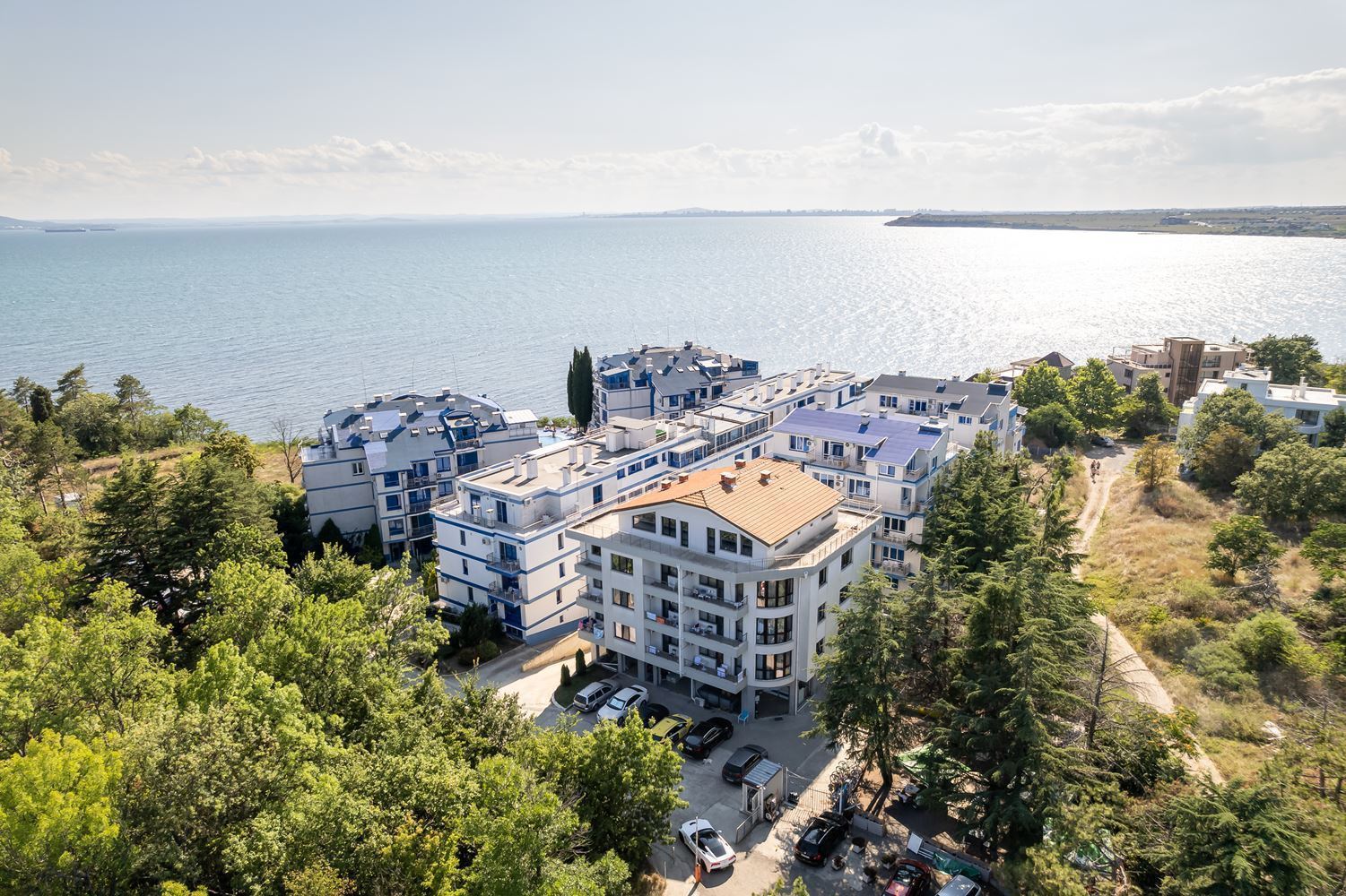 Apartament z jedną sypialnią na pierwszej linii brzegowej w Pomorie – panoramiczny widok na morze i basen