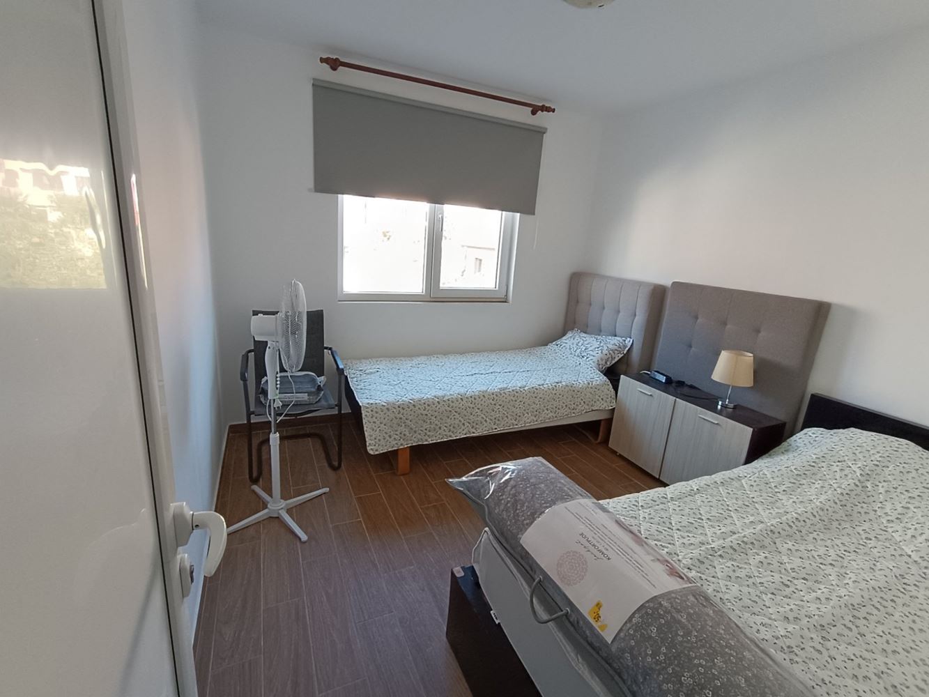 Apartament z dwiema sypialniami i widokiem na morze bez opłaty eksploatacyjnej w Swetim Własie