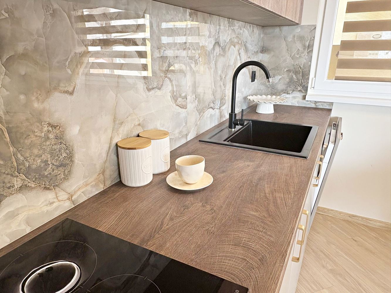 Dwa niezależne przestrzenie mieszkalne z widokiem na morze w centrum Świętego Własu – designerskie wnętrze i własne miejsce parkingowe