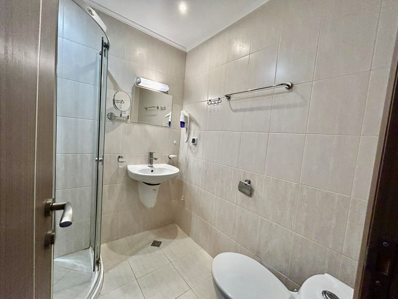 Jasne i przytulne studio z widokiem na piękną wewnętrzną część kompleksu – komfort i spokój w nowoczesnym kompleksie