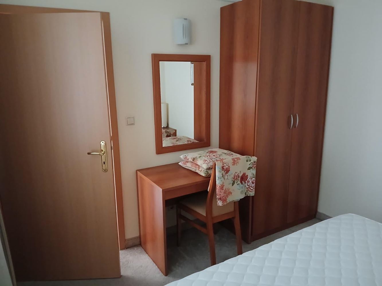 Atrakcyjny apartament z jedną sypialnią przy samej plaży w Pomorie – komfort, baseny i strefa SPA