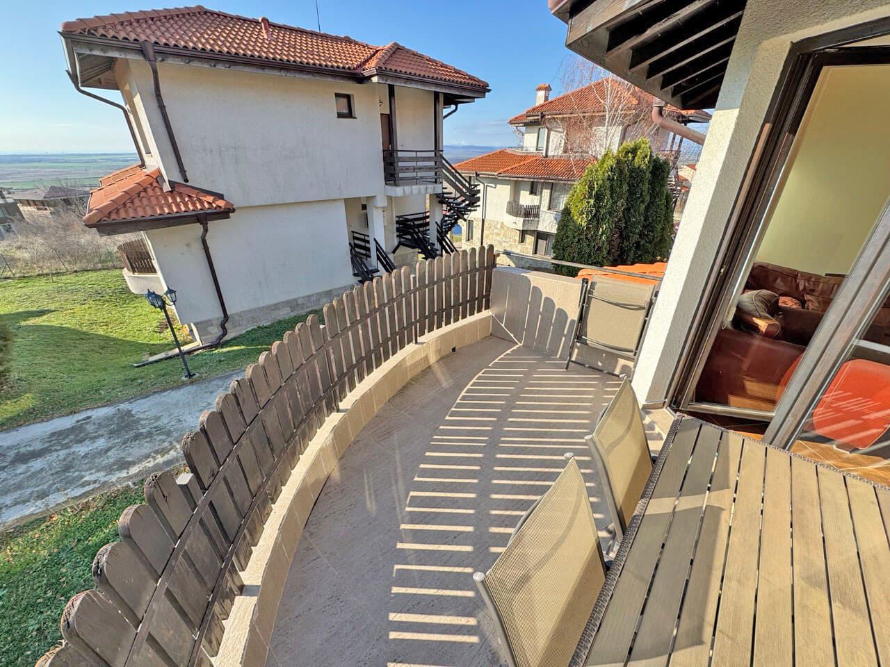 Przestronny apartament z dwiema sypialniami z panoramicznym widokiem na morze i góry – komfort, styl i spokój wśród natury