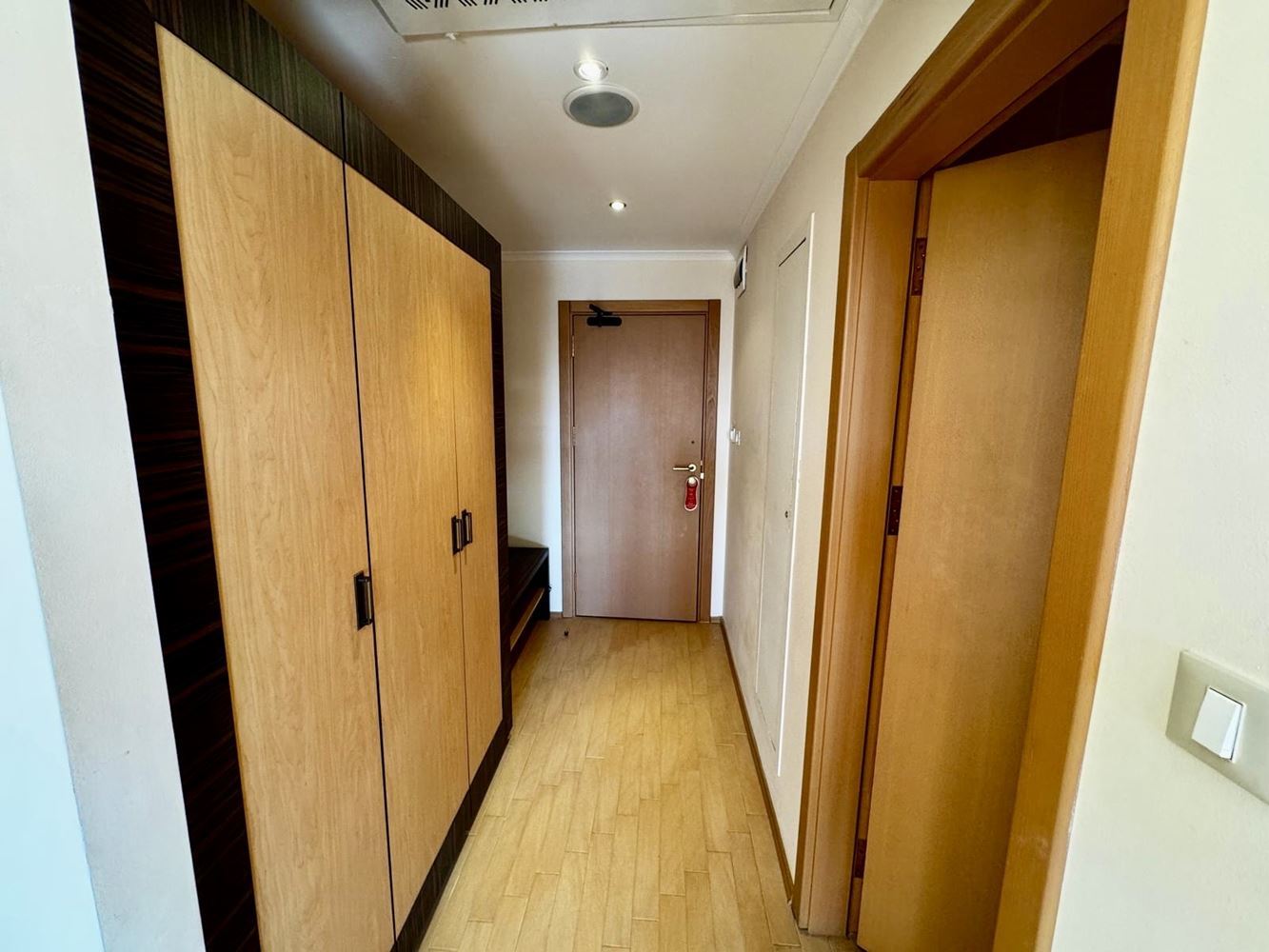 Przestronny apartament z jedną sypialnią, dużym tarasem i panoramicznym widokiem na morze