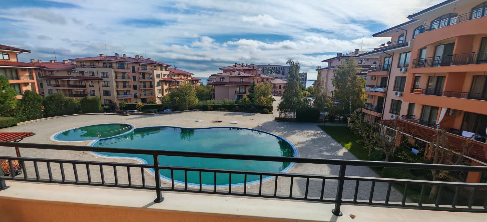 Apartament z dwiema sypialniami, widokiem na baseny i częściowym widokiem na morze, 200 metrów od plaży w Sveti Vlas