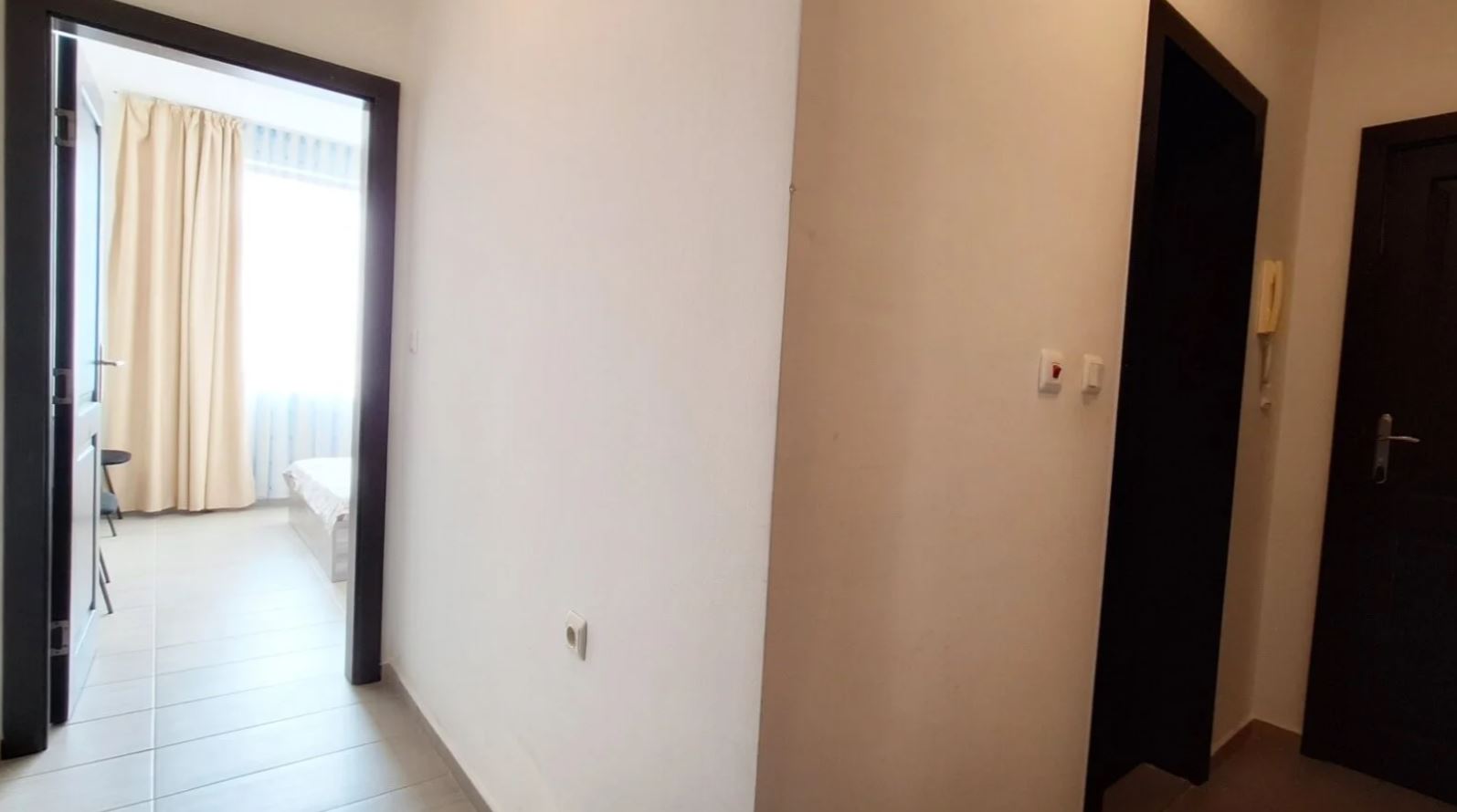 Apartament z jedną sypialnią na pierwszej linii brzegowej w Świętym Własie – przytulna nieruchomość z widokiem na basen i morze