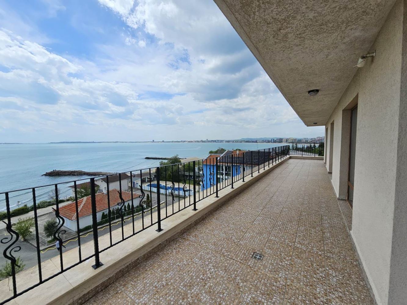 Święty Włas – apartament z trzema sypialniami z bezpośrednim panoramicznym widokiem na morze w kompleksie przy samej plaży